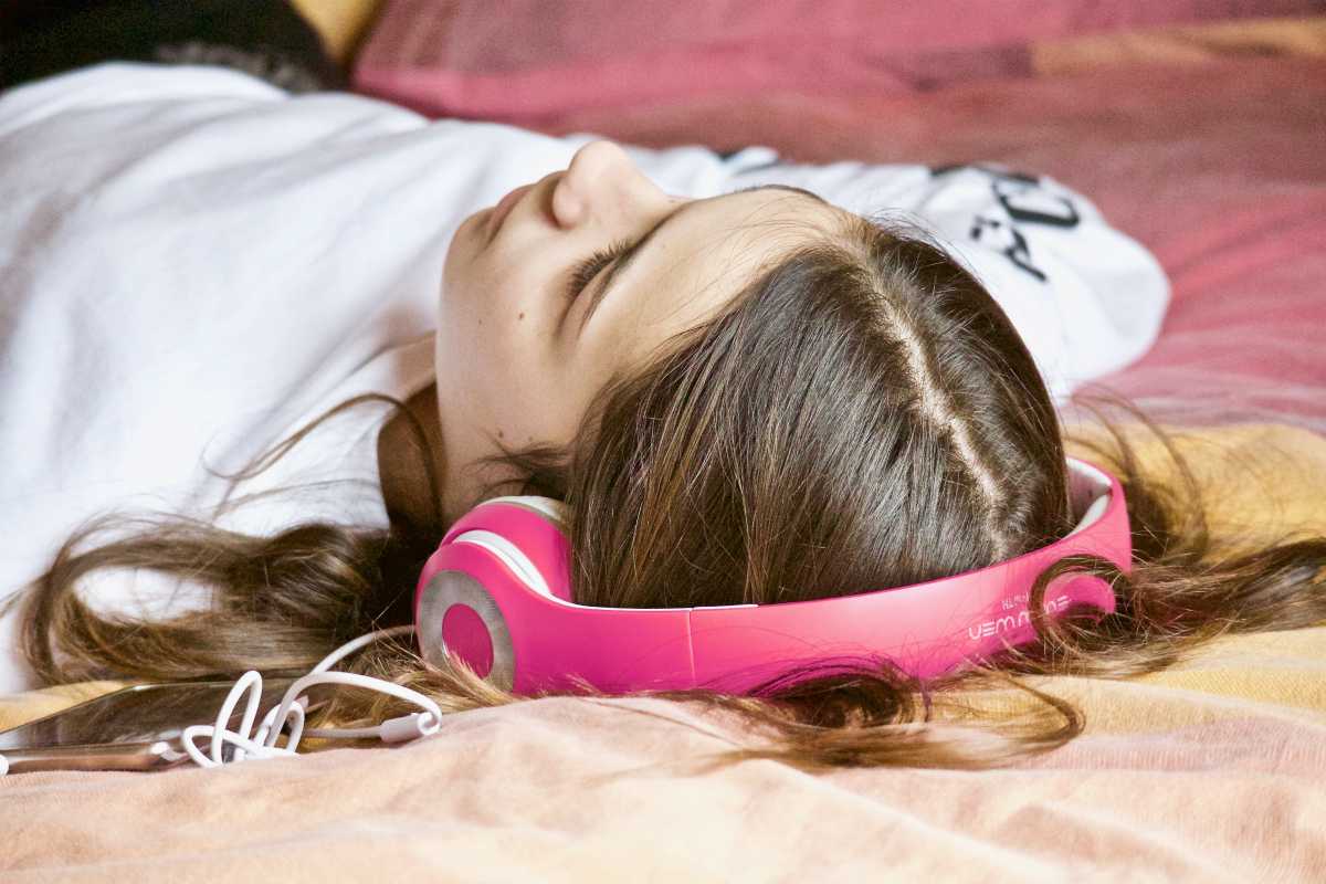 girl relaxation listening music | Can Sleep Music Really Help You Sleep Better? (According To Science) | music for sleep